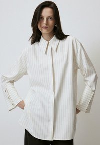 WIDE CUFF STRIPED - Bluza z gumbi - cream