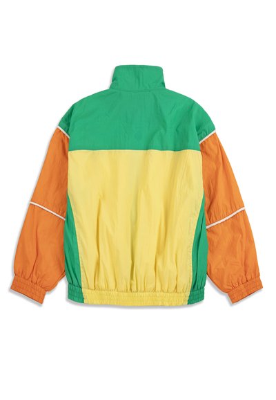 Vue de dos d'une veste coupe-vent à blocs de couleurs avec le haut vert, le milieu jaune et les manches orange avec des passepoils blancs et des poignets élastiques.