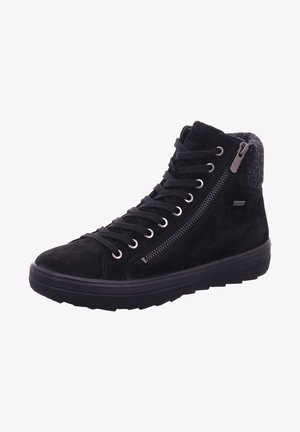 Zapatillas altas de ante negro con ojales de metal, cordones, una cremallera lateral y un cuello texturizado en gris. Cuenta con una suela de goma gruesa.