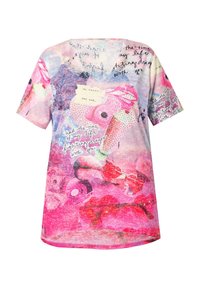 Camisa de manga corta con cuello en V que presenta un colorido estampado de técnicas mixtas con elementos florales y abstractos en rosa, púrpura y acentos de texto.