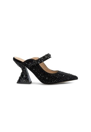 Zwarte hoge hak met spitse neus, versierd met rhinestones en geometrische patronen; heeft een brede, driehoekige hak en een enkelbandje.