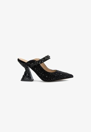 Scarpa nera con tacco a punta, decorata con strass e motivi geometrici; presenta un tacco largo e triangolare e una cinturino alla caviglia.