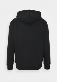 Sudadera negra de manga larga con puños y cinturilla acanalados, vista desde la parte de atrás, sobre un fondo blanco liso.