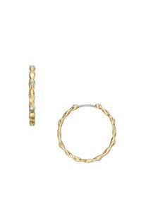 Goldene Creolen mit einem gedrehten Design, die kleine diamantähnliche Akzente gleichmäßig entlang der Oberfläche aufweisen. Glatte Textur, kreisförmige Form.