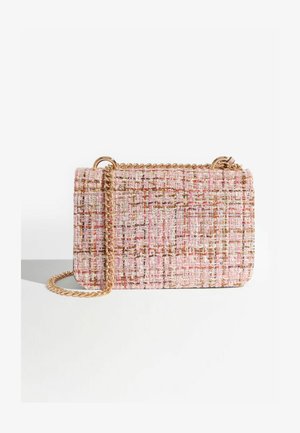 Rózsaszín, texturált szövetből készült szövött kézitáska arany láncpánttal és fémrészekkel. Téglalap alakú, pasztell színek keverékével.