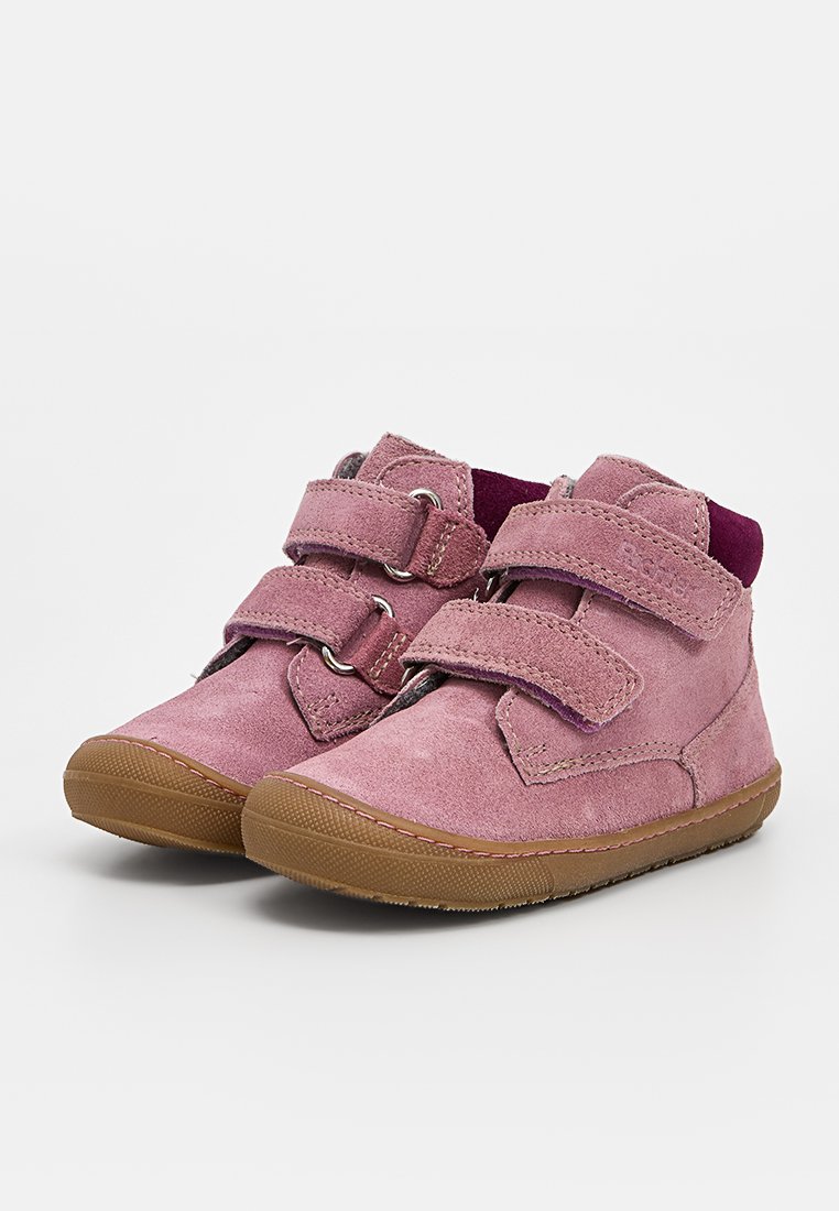 Rosa Wildleder-Ankle-High-Schuhe mit zwei Klettverschlüssen, Gummisohlen und einer sanften lila Innenauskleidung. Mit Nähdetails.