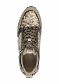 Chaussure avec un dessus en imprimé serpent beige texturé, accents métalliques, bout rond, lacets gris et fermeture éclair sur le côté, avec un col rembourré et un détail logo.