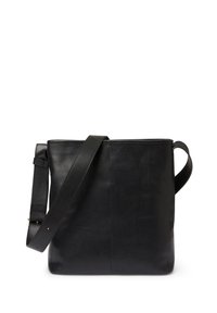 Svart läder crossbody-väska med en platt, rektangulär form, slät textur och justerbar rem, med en minimalistisk design utan dekorationer.