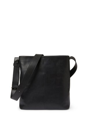 Svart läder crossbody-väska med en platt, rektangulär form, slät textur och justerbar rem, med en minimalistisk design utan dekorationer.