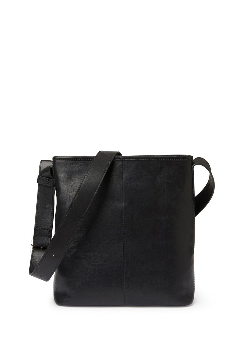 Svart läder crossbody-väska med en platt, rektangulär form, slät textur och justerbar rem, med en minimalistisk design utan dekorationer.