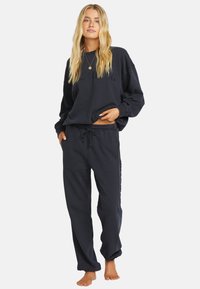 Mørkeblå bomulds-sweat sæt bestående af en afslappet-fit langærmet bluse med rund halsudskæring og matchende bukser med snøre.
