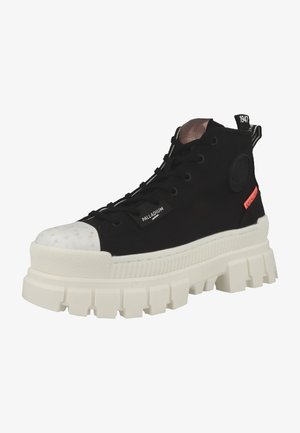 Basket haute noire avec un embout en caoutchouc blanc, semelle texturée, accents roses et un patch logo. Présente une plateforme épaisse et un design à lacets.