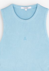 Lichtblauw geribd tanktop met een ronde hals en een klein geborduurd schedelontwerp in het midden. Gemaakt van zachte, rekbare stof.