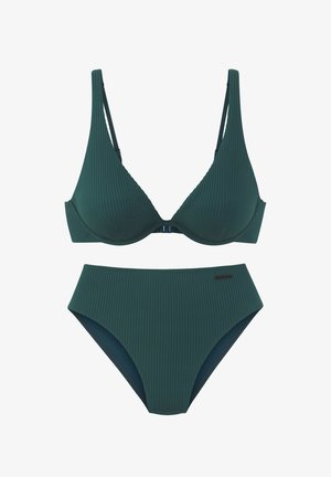 Groene geribbelde bikiniset met een driehoekige beha met verstelbare bandjes en een bijpassende high-waisted onderbroek; gladde textuur.