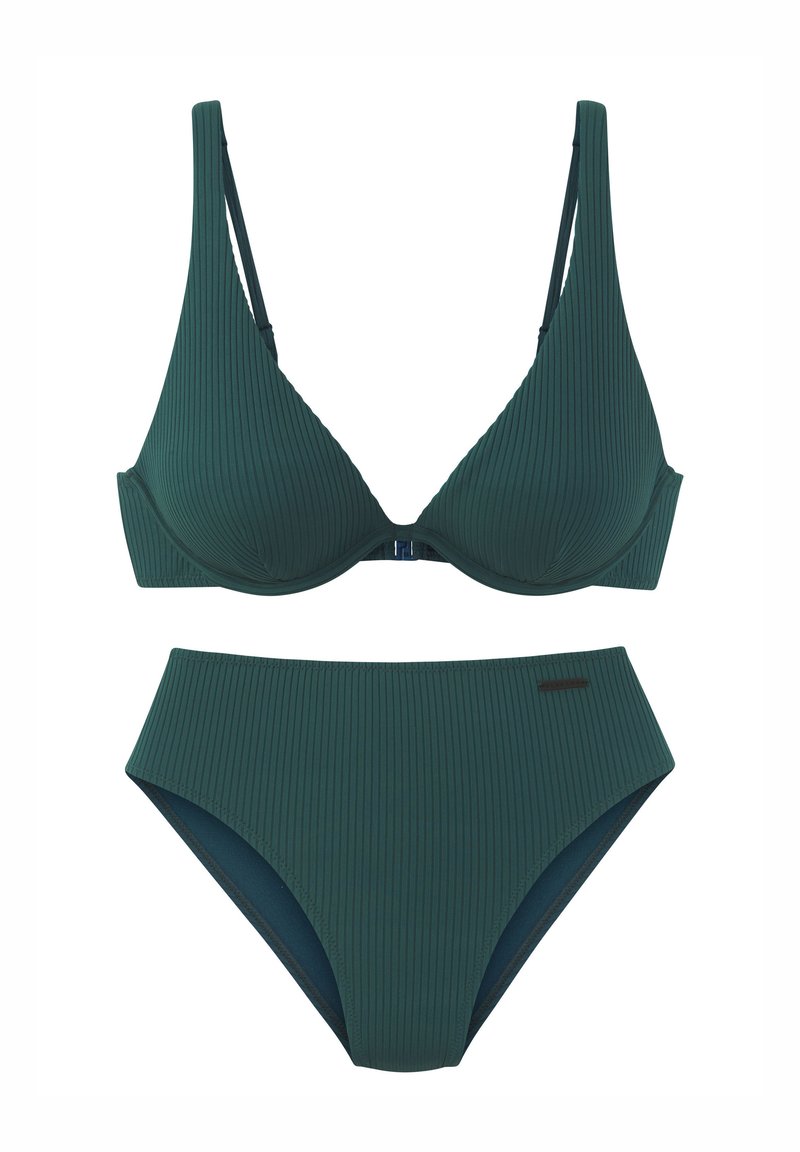 Zeleni žametni bikini komplet, ki vsebuje trikotno modrček z nastavljivimi naramnicami in usklajenimi hlačkami visokega pasu; gladka tekstura.