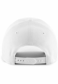 Gorra de béisbol blanca con un tejido texturizado, visera curvada y una correa de plástico ajustable con múltiples muescas para el ajuste del tamaño.