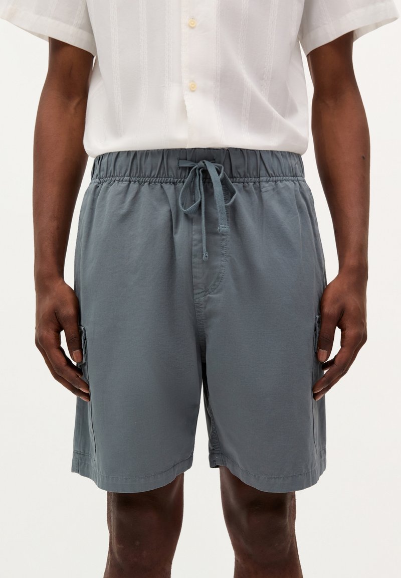 Shorts grii din amestec de bumbac, cu talie elastică și șnur, dotate cu buzunare laterale și o croială lejeră pentru confort.