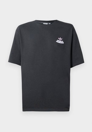 Camiseta de algodón gris oscuro con mangas cortas, que presenta un gráfico y logotipo rosa "World Famous" en el lado izquierdo del pecho. Cuello redondo, ajuste estándar.