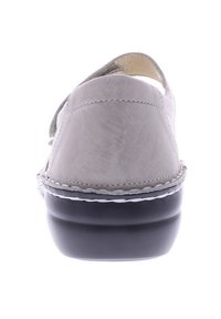 Graue Ledersandale mit geschlossenem Absatz, offenen Seiten und strukturierter Oberfläche. Verfügt über eine dicke schwarze Sohle und weiße Nähte entlang der Kante.