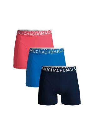 Moniväriset boxershortsit punaisena, sinisenä ja tummansinisenä, pehmeästä ja joustavasta kankaasta sekä logolla varustetulla elastisella vyötärönauhalla. Jokaisessa parissa on istuva muotoilu.