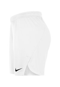 Pantalones cortos deportivos blancos hechos de un tejido transpirable. Presentan un logotipo de Nike en negro en el lado izquierdo y una abertura lateral para facilitar el movimiento.