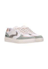 Witte sneakers met groene suède accenten, gestippeld ontwerp aan de zijkant en een lichtroze, gestructureerde hak. Voorzien van platte veters en rubberen zool.
