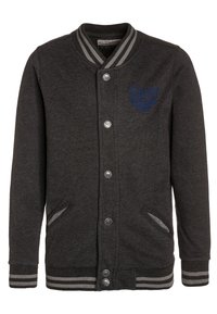 Chaqueta de béisbol gris con cuello y puños a rayas, con frente de botones, dos bolsillos laterales y un logo azul en el pecho.