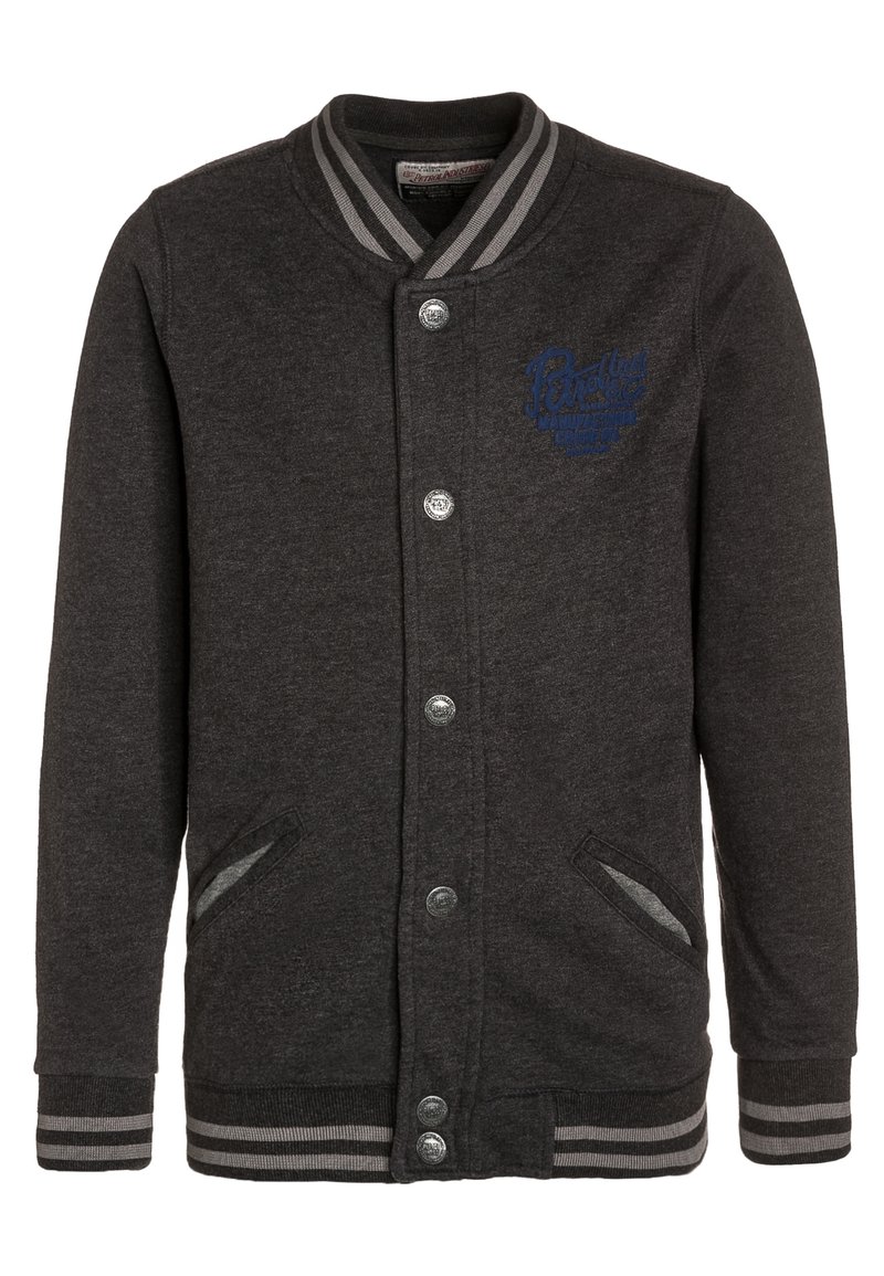 Chaqueta de béisbol gris con cuello y puños a rayas, con frente de botones, dos bolsillos laterales y un logo azul en el pecho.