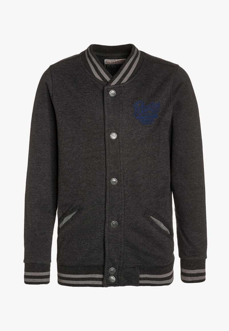 Chaqueta de béisbol gris con cuello y puños a rayas, con frente de botones, dos bolsillos laterales y un logo azul en el pecho.