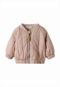 Veste matelassée rose avec fermeture éclair, col et poignets côtelés, et une petite étiquette en tan sur le devant. Dotée de manches bouffantes.