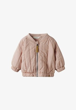 Roze gewatteerde jas met een ritsluiting, ribbelkraag en -manchetten, en een klein lichtbruine accentlabel aan de voorkant. Heeft opgezette mouwen.