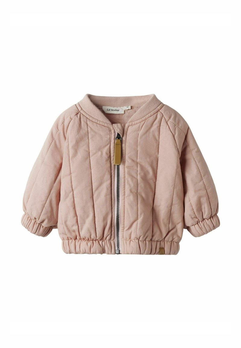 Veste matelassée rose avec fermeture éclair, col et poignets côtelés, et une petite étiquette en tan sur le devant. Dotée de manches bouffantes.