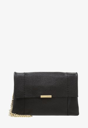 Pochette en cuir noir avec une finition texturée, dotée d'un rabat pliable, de ferrures dorées et d'une chaîne pour le porter.