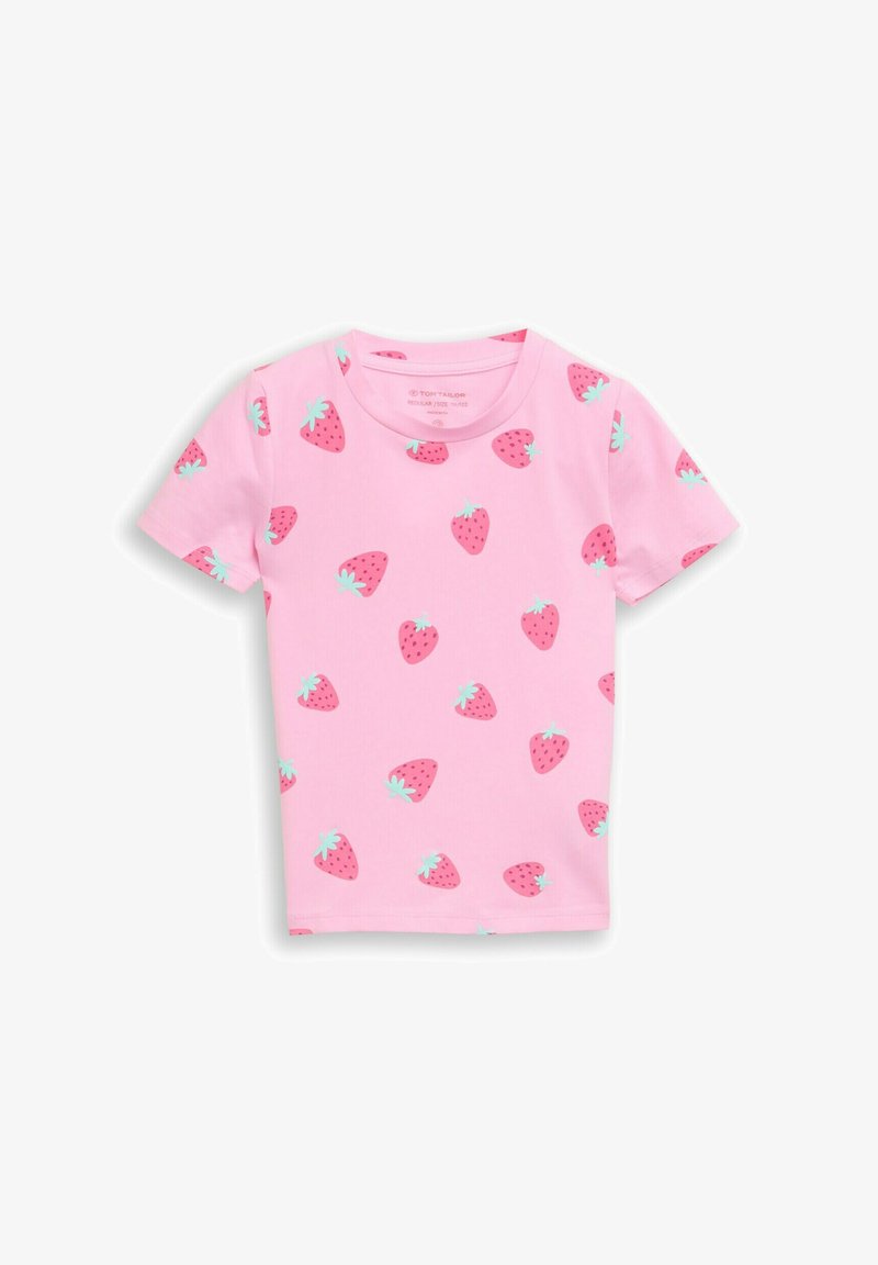 Różowy t-shirt z krótkim rękawem wykonany z bawełny, ozdobiony wzorem małych czerwonych truskawek z zielonymi liśćmi równomiernie rozmieszczonymi na całej tkaninie.