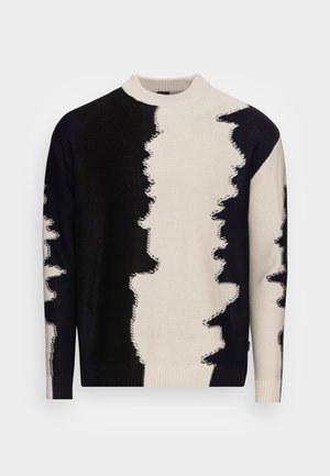 Maglione a maniche lunghe in maglia con collo alto arrotondato, caratterizzato da un motivo astratto ondulato bicolore in nero e bianco.