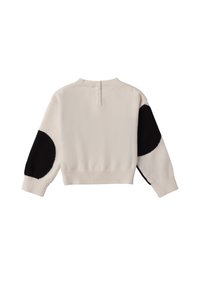 Pullover di colore crema chiaro con toppe nere sui gomiti, polsini a coste e chiusura con bottoni sul retro. Texture morbida e design cropped.