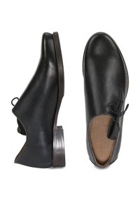 Schwarze Lederschuhe mit runder Spitze, niedrigem Absatz, offenen Seiten und einem dekorativen Schleifendetail. Glatte Textur mit matter Oberfläche.