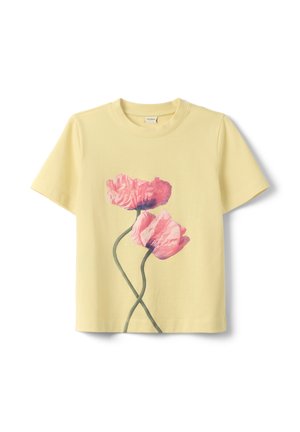 Lichtgeel shirt met korte mouwen en twee grote, gekruiste roze klaprozen gedrukt op de voorkant.
