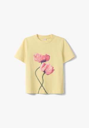 Lichtgeel shirt met korte mouwen en twee grote, gekruiste roze klaprozen gedrukt op de voorkant.