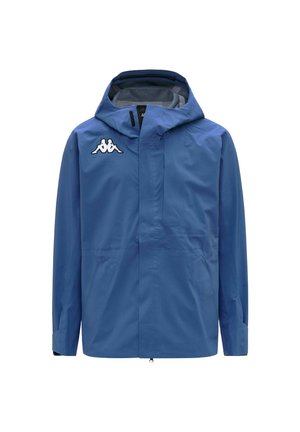Giacca impermeabile blu con cappuccio, cerniera frontale e logo bianco sul petto sinistro, maniche lunghe e tasche laterali.