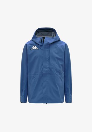Giacca impermeabile blu con cappuccio, cerniera frontale e logo bianco sul petto sinistro, maniche lunghe e tasche laterali.