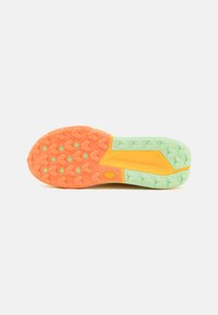 Semelle de chaussure multicolore avec un schéma de couleurs orange et vert. Présente des motifs de grip texturés et un accent jaune au milieu.