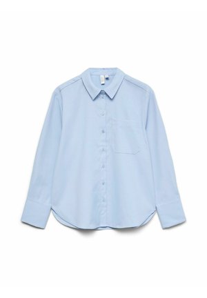 Gaiši zila garām piedurknēm krekls ar pogām, apkakli, vienu krūšu kabatu un noapaļotu apakšu, izgatavots no gludas auduma.