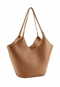 Borsa a tracolla realizzata in morbida pelle marrone con un'ampia apertura arrotondata e due lunghe maniglie, caratterizzata da cuciture minime e una texture morbida.