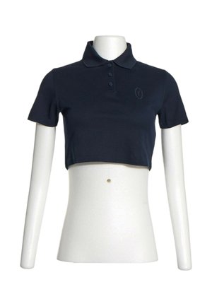 Korte zwarte cropped polo met kraag en drie knopen getoond op een witte mannequin torso met armen.
