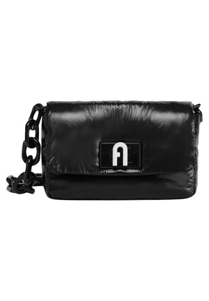 Bolso cruzado de cuero negro brillante con una solapa rectangular, correa de cadena gruesa y un cierre central con logo blanco y negro.