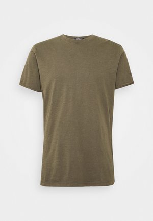 T-shirt vert olive à manches courtes en tissu doux, doté d'un col rond et d'une petite étiquette logo sur la manche gauche.