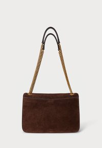 Geantă de mână din suede maro, cu o formă plată, dotată cu un breloc din lanț aurit și accente din piele. Textură netedă cu un luciu subtil și fără accesorii vizibile.