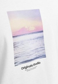 Jack & Jones JORVESTERBRO PICTURE CREW NECK - Apdrukāts T-krekls - bright white