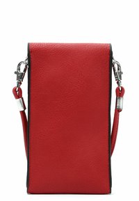 Rote Leder-Crossbody-Tasche mit strukturierter Oberfläche, rechteckiger Form, schwarzen Akzenten und abnehmbarem Tragegurt mit silbernem Beschlag.